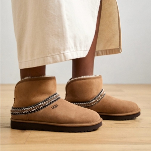 UGG CLASSIC MINI CRESENT CHESTNUT